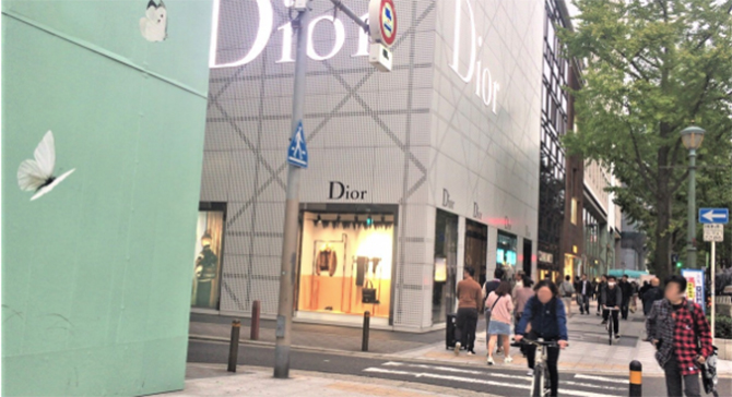 Diorビルが見えたら左の道に入ります。