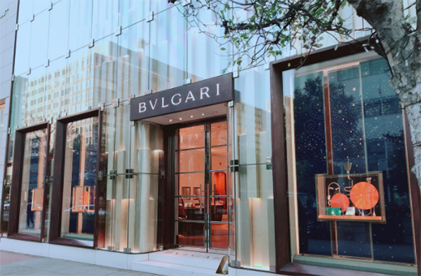 『BVLGARI』大阪ヒルトンプラザ店の前を通過